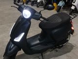 un scooter garé dans un garage