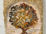 une image représentant un tableau représentant un arbre accroché au mur