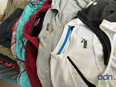 une pile de vêtements posée sur une table