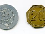 deux pièces de monnaie placées l'une à côté de l'autre sur une surface blanche