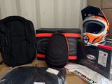 une boîte sur laquelle sont posés un casque et d'autres objets