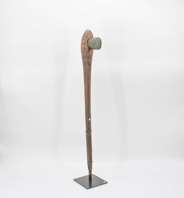 Très belle hache composée d'un long manche en bois sculpté e…