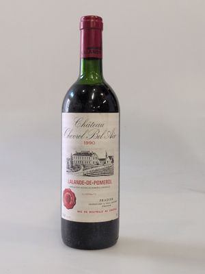 une bouteille de vin posée sur une table