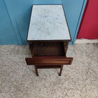 Table de chevet de style Louis XVI , garniture laiton dessus… (photo 6)