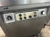 un gros plan d'une machine posée au sol