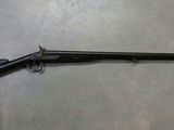 un fusil posé par terre