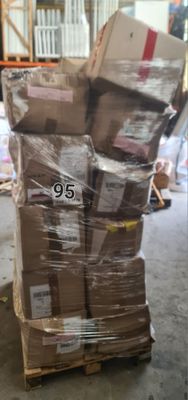 Environ 230 kg de vêtements de seconde main en cartons, avec…