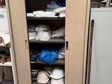 une armoire qui contient beaucoup d'objets