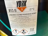 un fût noir sur lequel est apposée une étiquette portant la mention « York 813 B »