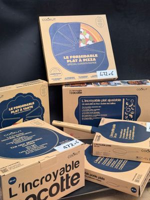 plusieurs boîtes de chocolats posées les unes à côté des autres sur une table