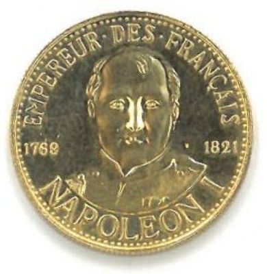 un gros plan d'une pièce de monnaie avec un visage dessus