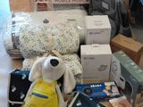 une peluche posée sur une table