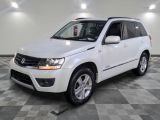 une photo d'un SUV blanc garé sur un sol à damier