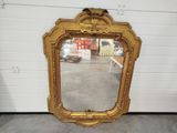 un miroir posé sur le sol devant un mur