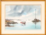 une peinture représentant un bateau sur l'eau, avec un phare en arrière-plan