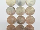 une collection de différentes pièces de monnaie britanniques sur un fond blanc
