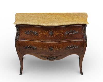 COMMODE à façade et côtés galbés en placage de bois de rose …