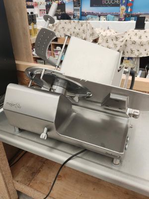 une machine posée sur une table dans une pièce