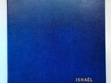 un livre bleu sur lequel est écrit le mot « Israël »