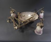 Lustre en pâte de verre à 3 tulipes blanc et mauve.