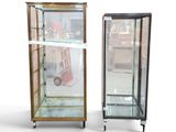 deux vitrines en verre contenant un chariot élévateur