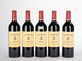 quatre bouteilles de vin rouge sont alignées