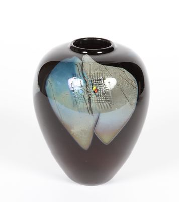 un vase noir orné d'une image de poisson