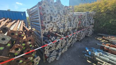 un gros tas de tuyaux en acier au milieu de la rue