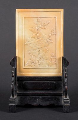 une image représentant une chaise en bois dont le dossier est orné de motifs sculptés
