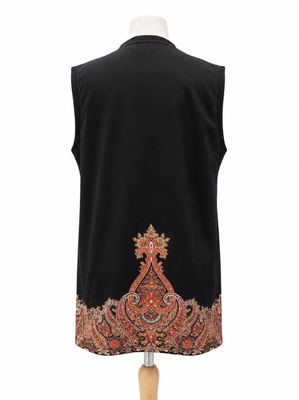 un gilet noir orné d'un motif paisley orange sur le devant