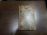 un vieux livre posé sur une table en bois