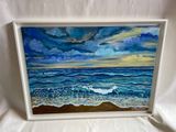une peinture à l'huile représentant une scène de plage avec des vagues et des nuages