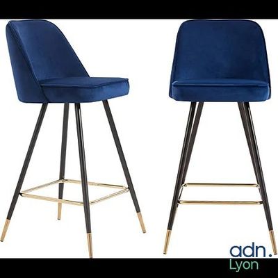 deux tabourets de bar en velours bleu aux pieds dorés