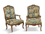 paire de fauteuils de style Louis XV avec revêtement floral