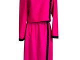 un gros plan sur une robe rose sur un mannequin