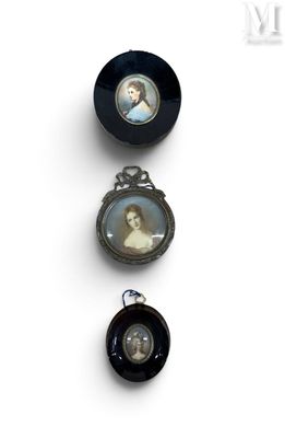 trois portraits miniatures d'une femme et d'un homme, en noir et blanc