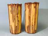 deux vases en bois posés sur la table