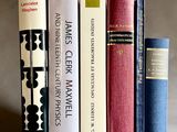 plusieurs livres sont alignés sur une étagère
