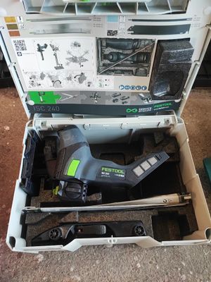 une boîte à outils avec des outils à l'intérieur sur le sol