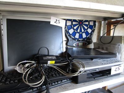 une image représentant un ordinateur avec une fléchette en arrière-plan