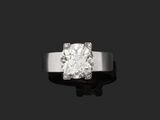 une bague sertie d'un seul diamant