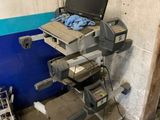un ordinateur portable posé sur une table