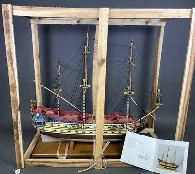 une maquette en bois d'un navire exposée dans une vitrine