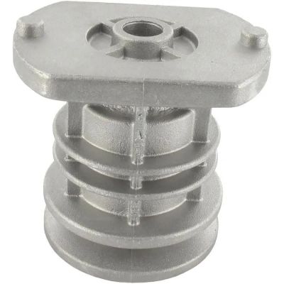 gros plan d'un objet métallique sur fond blanc