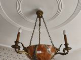 un lustre suspendu au plafond d'une pièce