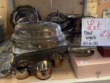 une table sur laquelle sont disposés de nombreux plats et vaisselle