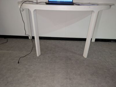 un ordinateur portable posé sur une table, avec un autre ordinateur portable posé dessus