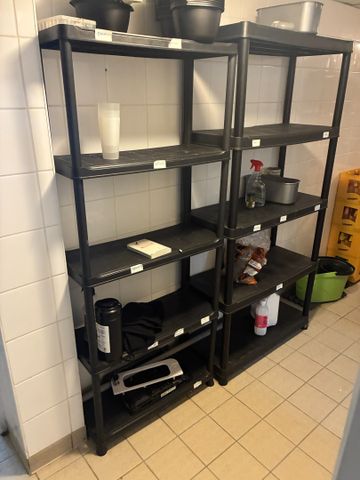 Dix étagères plastiques