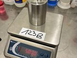 une image représentant une balance sur laquelle sont posées de nombreuses bouteilles