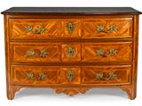 une commode en bois avec de nombreux tiroirs